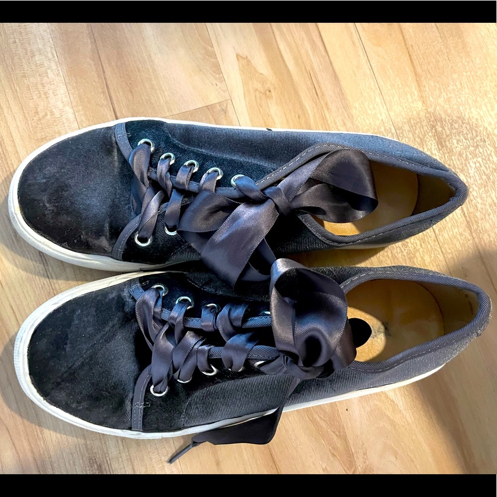 Grey velvet keds with silk laces